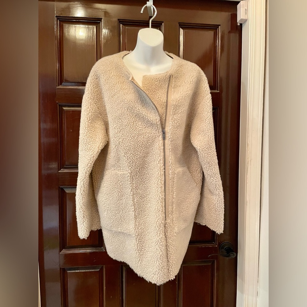 EUC Faux Sherpa Jacket with Front Zip & Soft Sueded Inside Fabric  Size Large